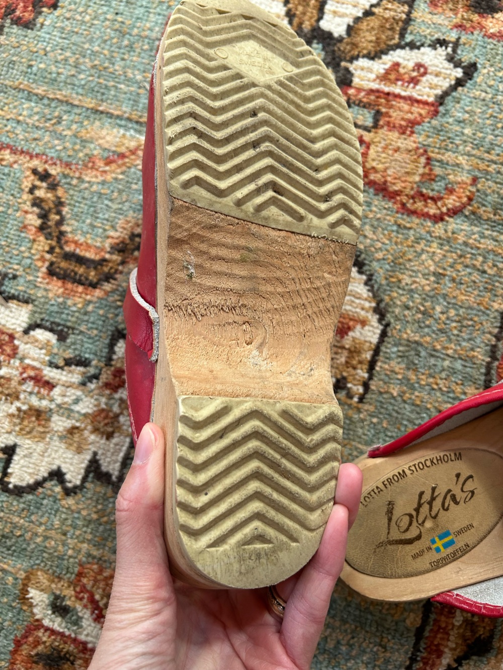 Lotta’s red clogs - Picture 4 of 5
